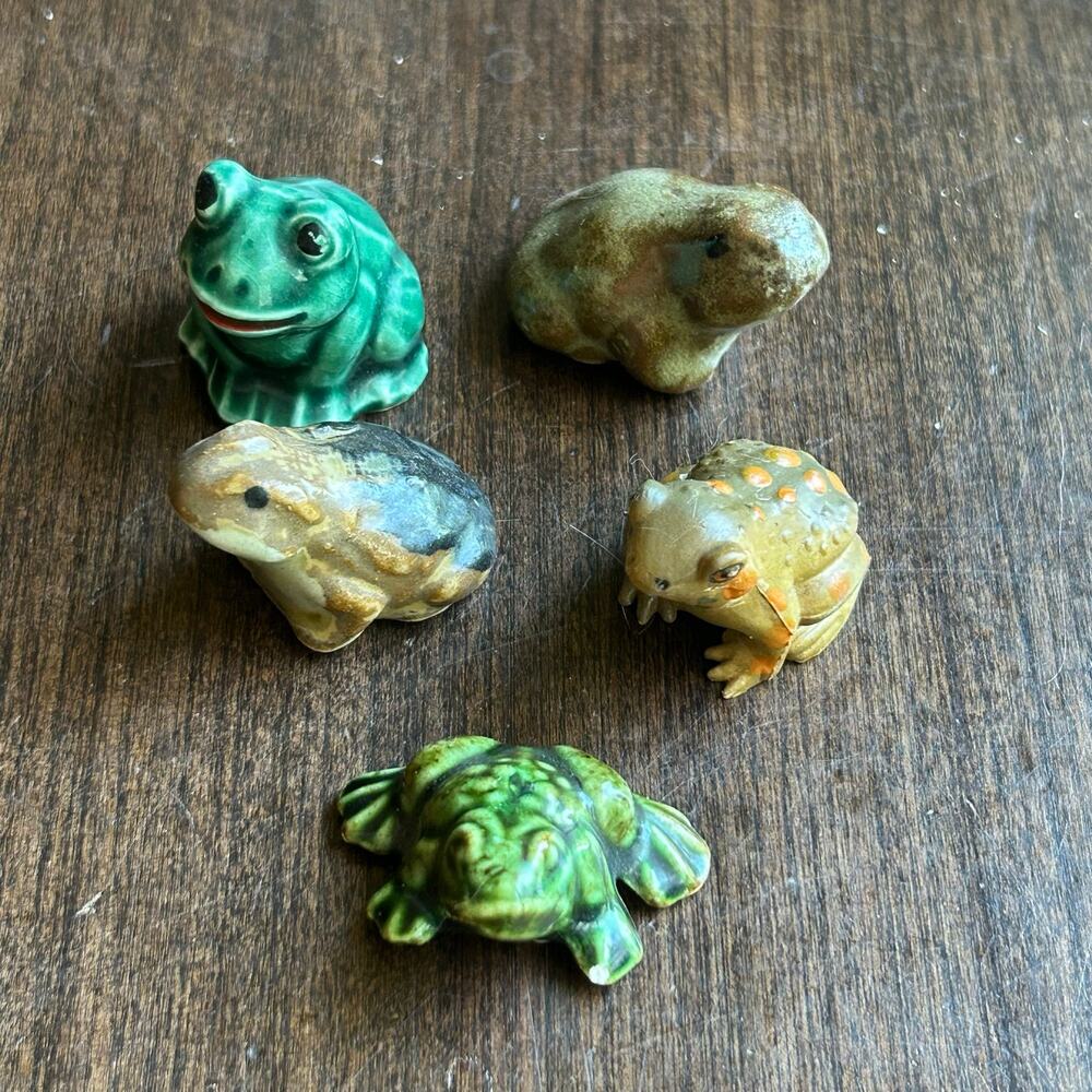 Set a five vintage miniature frog figures for ceramic one rubber